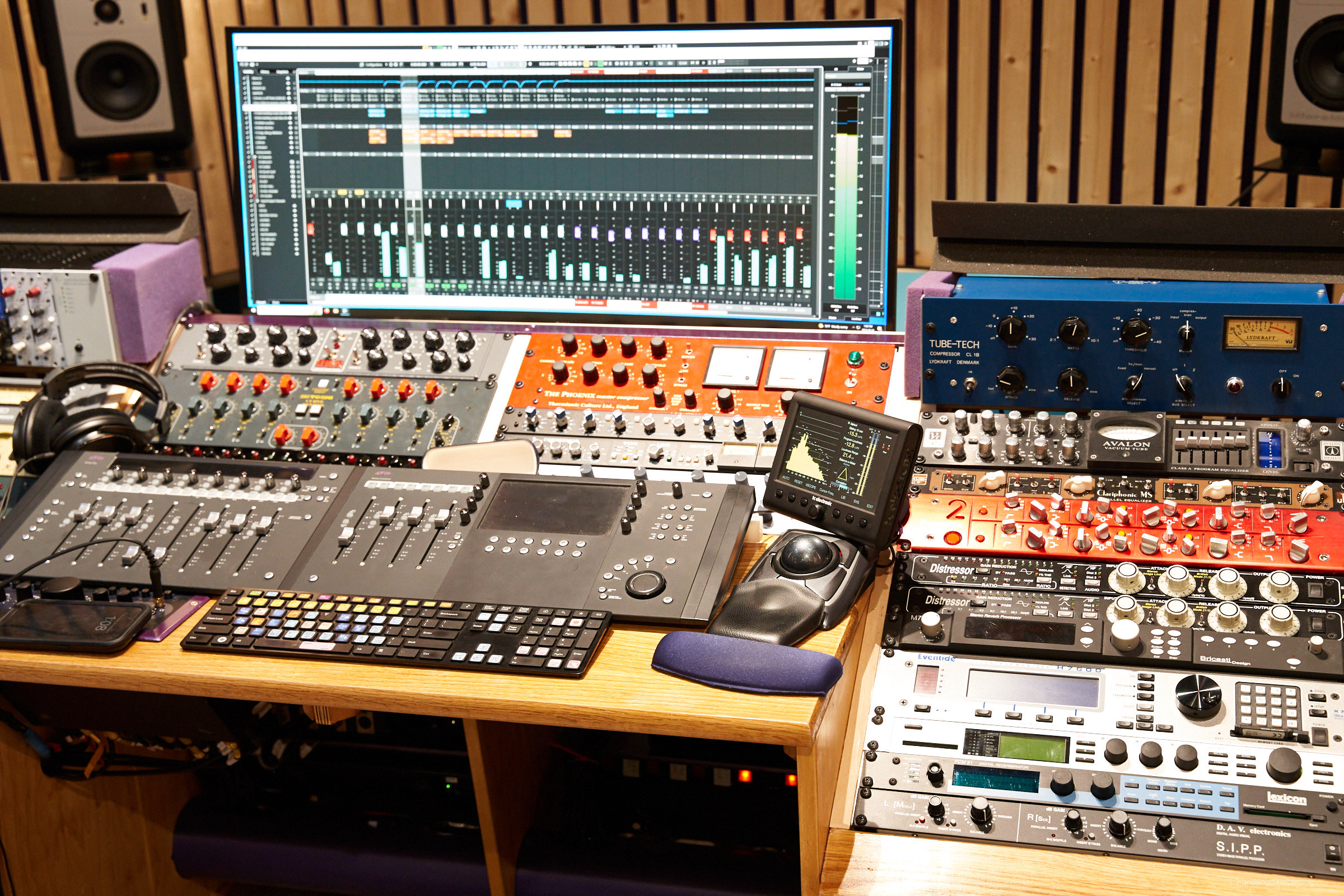 Das Mischpult, an dem analoge und digitale Prozessoren griffbereit sind.